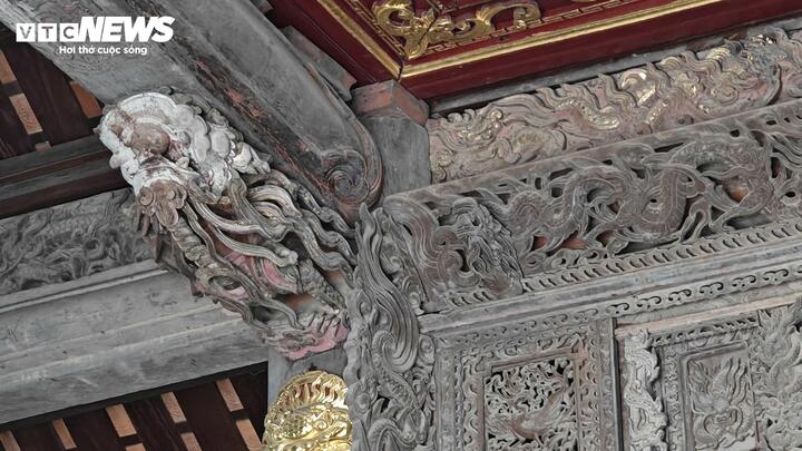 Trong đình có hơn 500 đầu rồng chạm khắc tinh xảo mà không chiếc nào giống chiếc nào.