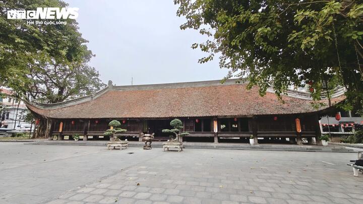 Đình Đình Bảng thờ 3 vị nhiên thần: Cao Sơn đại vương (Thần Đất), Thuỷ Bá đại vương (Thần Nước) và Bạch Lệ đại vương (Thần Trồng trọt) và thờ Lục Tổ (6 vị có công lập lại làng vào thế kỷ XV). Sau này khi đền Lý Bát Đế bị thực dân Pháp phá năm 1948, Nhân dân đã tiếp nhận bài vị của tám vị vua triều Lý về thờ tại đình Đình Bảng.