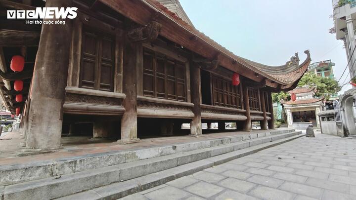 Nhìn từ bên hông, đình Đình Bảng nổi bật với hệ cột gỗ đồ sộ nâng cao nền đình, vừa tạo vẻ cổ kính, vừa thích ứng với điều kiện tự nhiên vùng Kinh Bắc.