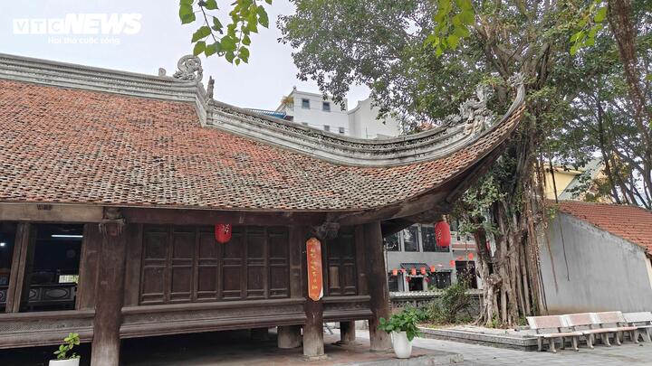 Ngoài kiến trúc khác biệt "độc nhất vô nhị", ngôi đình còn có các đầu đao vươn xa nhất được nối với nhau bằng nhà chuyển bồng, khung gỗ lim lực lưỡng, mái ngói đao cong thanh thoát, lại có sàn gỗ tạo nên sự vững chãi nhưng không nặng nề.