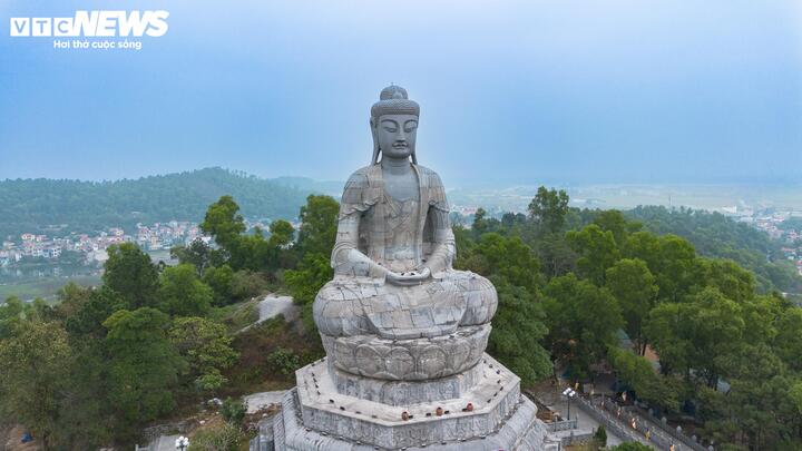 Đại đức Thích Giác Tính, Phó trụ trì chùa Phật Tích cho biết, pho tượng được khởi công xây dựng từ năm 2007 và hoàn thành nhân dịp Đại lễ 1.000 năm Thăng Long - Hà Nội. Tượng A Di Đà được khởi dựng bằng đá xanh, cao hơn 27m, nặng khoảng 3.000 tấn, tọa lạc trên đỉnh núi Phật Tích ở độ cao 108m so với mực nước biển và được đánh giá là một trong những tượng Phật bằng đá lớn nhất Đông Nam Á và là công trình tượng đài bằng đá hoành tráng đầu tiên tại Việt Nam.