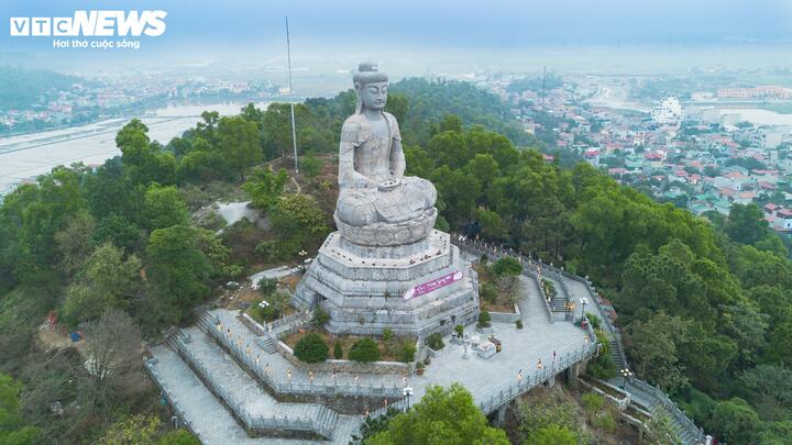 Đến chùa Phật Tích, từ xa du khách đã có thể nhìn thấy pho tượng Phật khổng lồ cao sừng sững.
