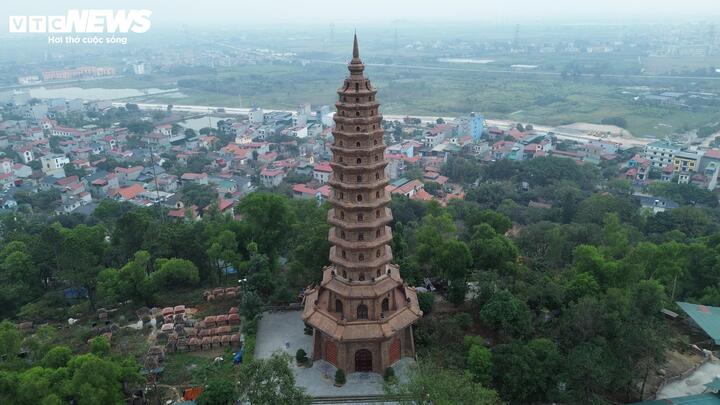 Với chiều cao hơn 5m, tháp Phổ Quang là nơi cất giữ xá lị của nhiều nhà sư trụ trì từng sinh sống tại đây.