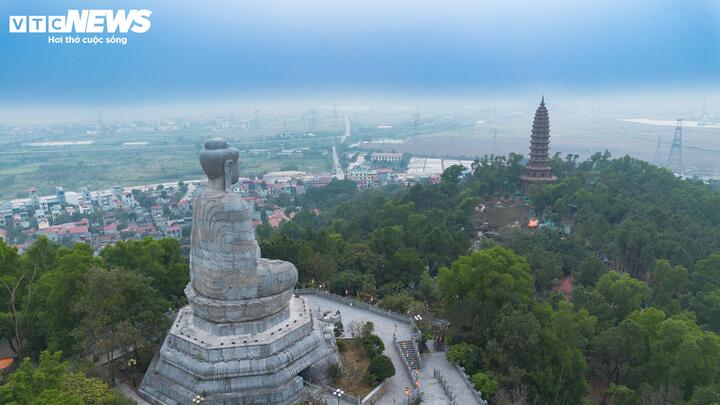 Bên cạnh pho tượng Phật khổng lồ, chùa Phật Tích còn nổi tiếng với công tháp Phổ Quang.