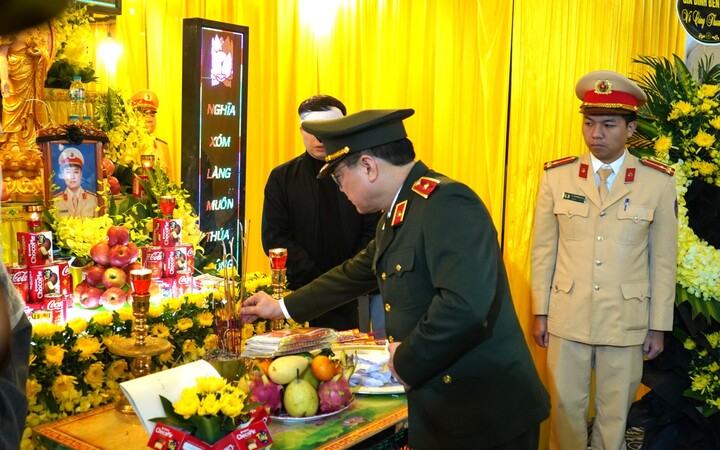 Thiếu tướng Bùi Đức Hải - UVBTV Tỉnh ủy, Bí thư Đảng ủy, Giám đốc Công an tỉnh Thái Nguyên thắp nén hương thơm tiễn biệt Trung tá Lao Hoàng Hải. (Ảnh: Công an tỉnh Thái Nguyên)