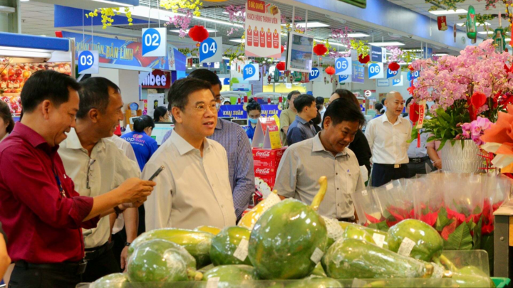 Phó Chủ tịch UBND TP.HCM Nguyễn Văn Dũng kiểm tra hàng hóa Tết tại các siêu thị.
