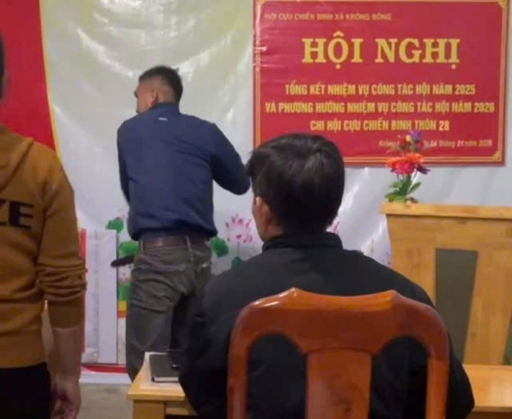 Người đàn ông xô xát tại cuộc họp chi bộ thôn.