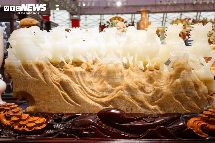 Đáng chú ý, tác phẩm Bát Mã mang hình tượng linh vật ngựa của năm nay, được trưng bày như lời chào đón năm mới Bính Ngọ 2026.