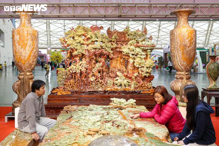 Theo chủ gian hàng đá quý Tô Chinh, tác phẩm này được chế tác trong vòng 2 năm, sử dụng chất liệu đá onyx nhập khẩu từ Israel.