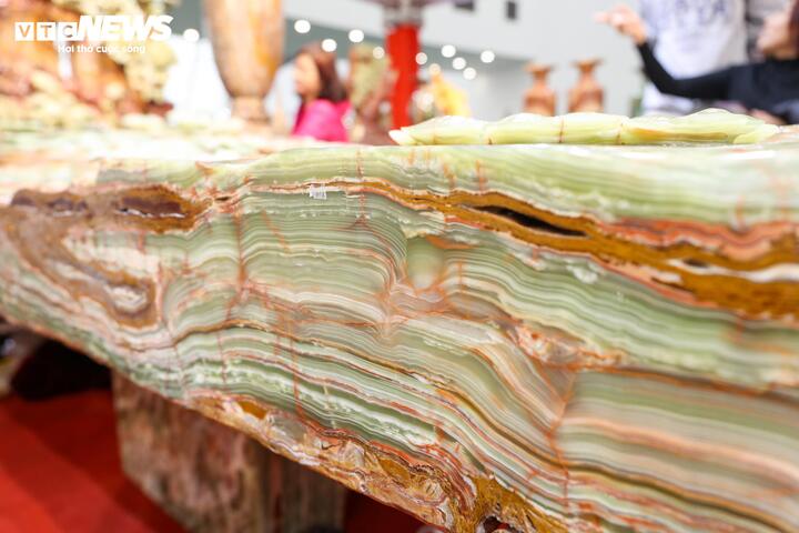 Chia sẻ về quá trình chế tác, chủ gian hàng cho biết tác phẩm phải mất hơn 1 năm thực hiện, có những chi tiết người thợ phải dành nhiều ngày chỉ để ngắm nghía, đục khắc từng đường nét.