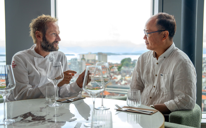 Đầu bếp Kjartan Skjelde và anh Nguyễn Văn Trung hợp tác để phát triển thương hiệu nước mắm Jadarr (Ảnh: Jadarr)