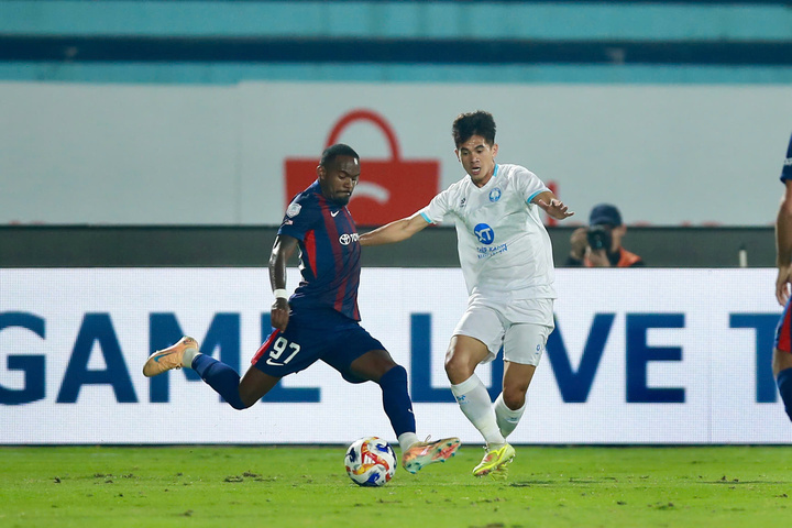 CLb Nam Định (áo trắng) đấu với Johor ở trận cuối vòng bảng Cúp C1 Đông Nam Á.