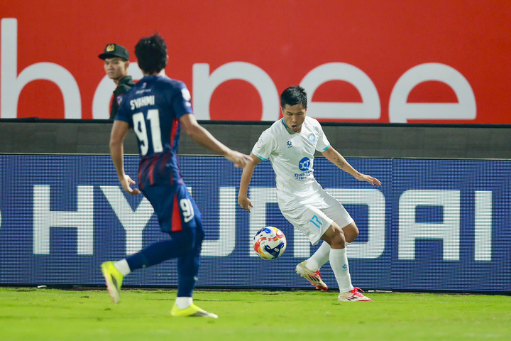 Văn Vĩ rất năng nổ trên hàng công.