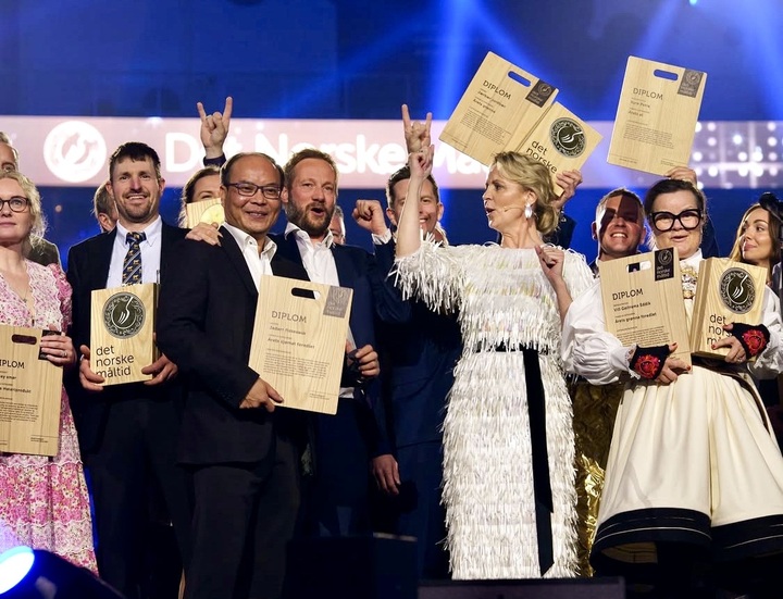 Anh Nguyễn Văn Trung (thứ ba từ trái sang) tại lễ trao giải Det Norske Måltid, nơi nước mắm Jadarr giành giải nhất hạng mục thủy hải sản chế biến. (Ảnh: Nhân vật cung cấp)