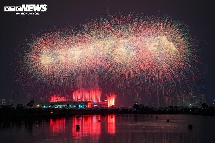 Pháo hoa rực sáng trên bầu trời thành phố Hà Nội.