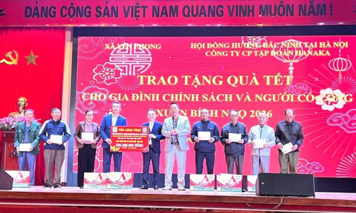 Ông Mẫn Ngọc Anh, Chủ tịch Tập đoàn Hanaka (vest trắng, thứ năm từ phải sang) trao quà tới các gia đình chính sách, người có công. (Ảnh: Hanaka)