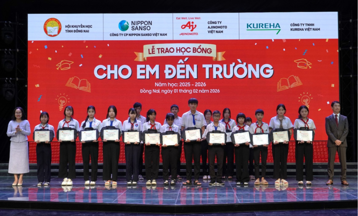 Ông Masahiro Hirano – Tổng Giám Đốc Công ty TNHH Kureha Việt Nam - cùng đại diện Hội khuyến học trao học bổng đến các em học sinh.