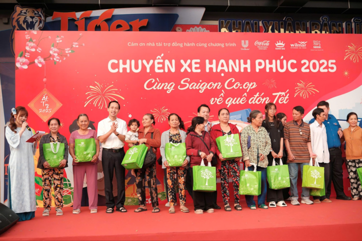 Mondelez Kinh Đô tiếp tục đồng hành cùng chương trình “Chuyến xe hạnh phúc”, trao 900 phần quà cho người dân trên chuyến xe về quê miễn phí.