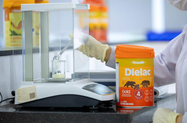 Vinamilk chủ động thiết lập tiêu chuẩn nội bộ khắt khe để bảo vệ sức khỏe đường dài của thế hệ tương lai. (Ảnh: Vi Nam)