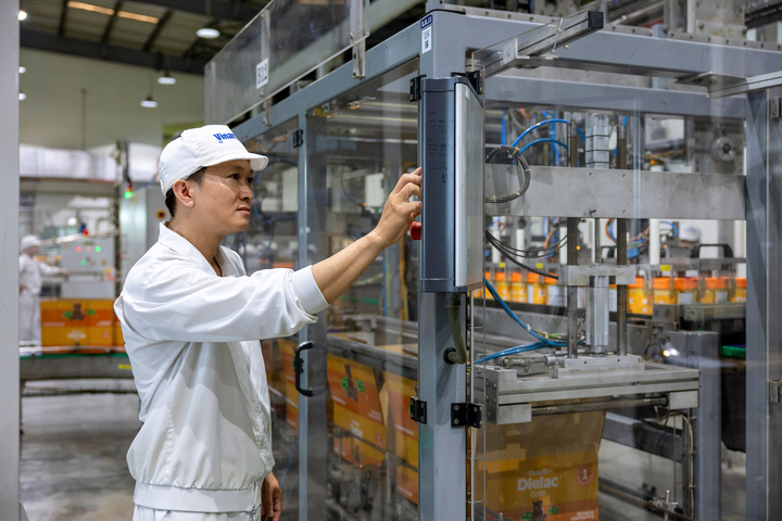 Nhà máy sản xuất của Vinamilk vận hành theo chuẩn kiểm soát nghiêm ngặt. (Ảnh: Vi Nam)