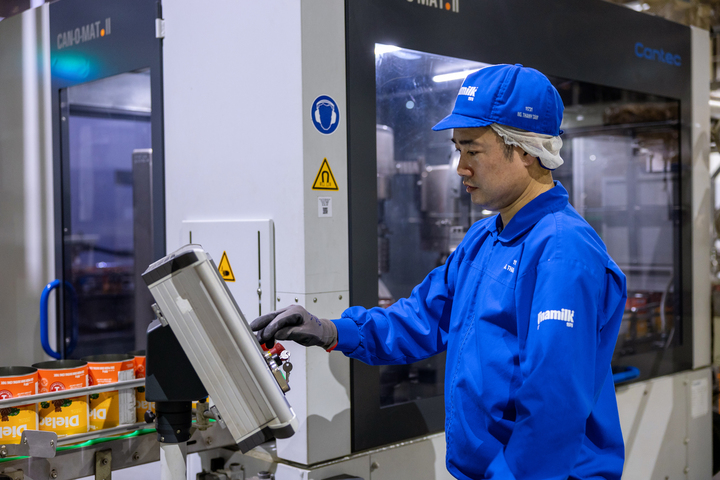 Nhà máy Vinamilk tự chủ dây chuyền cuốn lon thiếc. (Ảnh: Vi Nam)