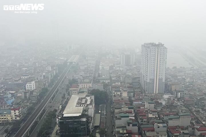 Bầu trời Hà Nội đặc quánh sương mù và bụi mịn sáng 5/2. (Ảnh: Viên Minh)