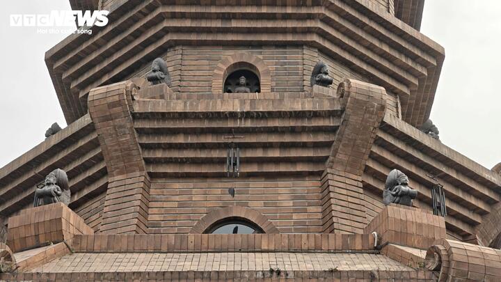 Mỗi tầng tháp có 8 mặt, chính giữa mỗi mặt có trổ ô cửa vòm. Trong mỗi ô cửa bài trí một tượng Phật, tạo hình giống với tượng Phật cổ được phát hiện ở tòa bảo tháp xưa.