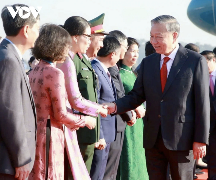 Tổng Bí thư Tô Lâm dẫn đầu Đoàn đại biểu cấp cao Việt Nam đến Thủ đô Vientiane, bắt đầu chuyến thăm cấp Nhà nước tới CHDCND Lào.