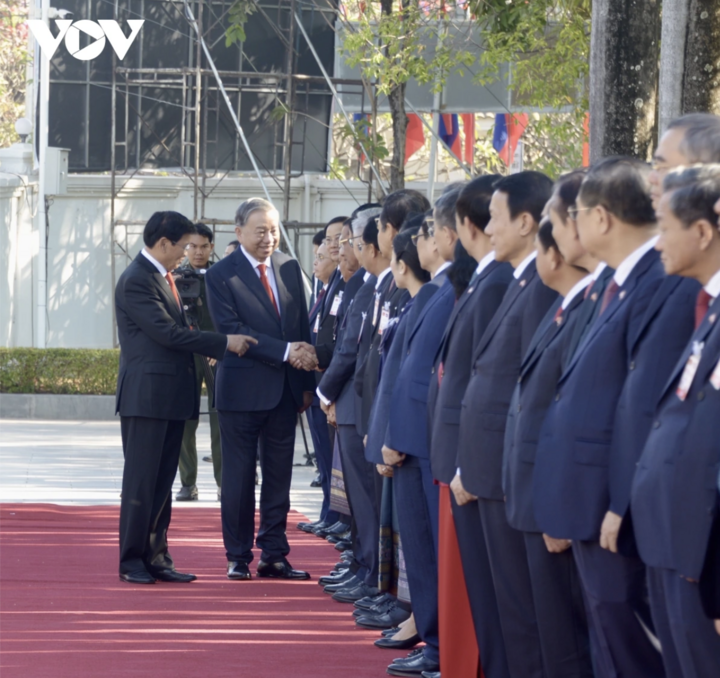 Hai nhà lãnh đạo giới thiệu các quan chức hai bên có mặt tại lễ đón.
