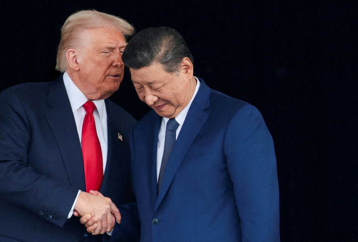Tổng thống Mỹ Donald Trump và Chủ tịch Trung Quốc Xi Jinping trao đổi khi rời cuộc gặp song phương tại Sân bay Quốc tế Gimhae, bên lề Hội nghị cấp cao Hợp tác Kinh tế châu Á - Thái Bình Dương (APEC) ở Busan, South Korea, ngày 30/10/2025. (Ảnh tư liệu: Reuters/Evelyn Hockstein)