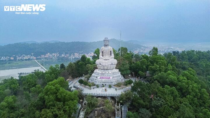 Được chế tác từ đá xanh, pho tượng Phật A Di Đà nặng khoảng 3.000 tấn tại chùa Phật Tích được đánh giá là một trong những tượng Phật bằng đá có quy mô lớn nhất Việt Nam hiện nay. Pho tượng tọa lạc trang nghiêm trong khuôn viên chùa, nổi bật giữa không gian cổ kính, linh thiêng của quần thể di tích nghìn năm tuổi.