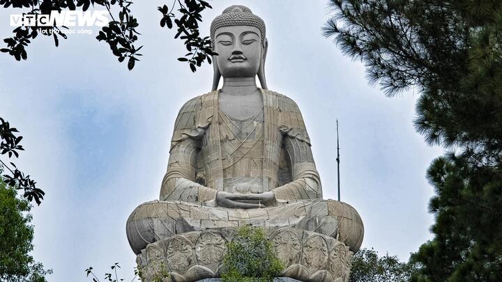 Pho tượng được tạo tác công phu, thể hiện hình tượng Phật A Di Đà với gương mặt hiền từ, dáng ngồi vững chãi, toát lên vẻ uy nghiêm nhưng gần gũi. Chất liệu đá xanh nguyên khối không chỉ tạo nên độ bền vững cho công trình mà còn góp phần tôn lên vẻ cổ kính, trang trọng của pho tượng giữa thiên nhiên núi rừng.