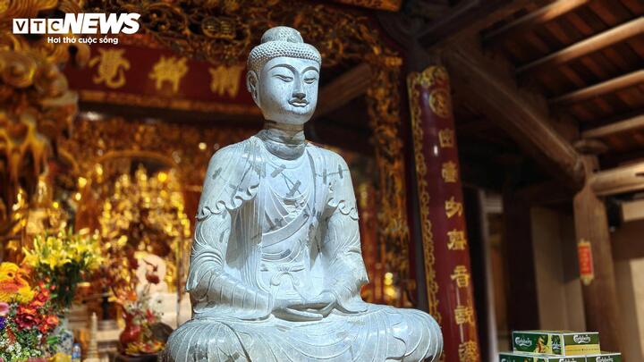 Pho tượng được làm theo nguyên mẫu từ tượng Phật A Di Đà tọa thiền trên toà sen đặt bên trong chùa Phật Tích. Đây là kiệt tác điêu khắc thời Lý và đã được Nhà nước công nhận là bảo vật quốc gia năm 2013.