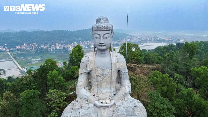 Quá trình xây dựng pho tượng Phật gặp nhiều khó khăn do điều kiện thi công trên núi, khi những khối đá nặng hàng chục tấn vẫn phải được xử lý chính xác để giữ trọn vẹn các chi tiết như gương mặt, trang phục đến hoa văn sao cho sống động, tinh xảo và sát với nguyên mẫu là thách thức lớn đối với đội ngũ nghệ nhân.