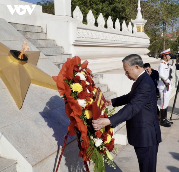 Tổng Bí thư Tô Lâm cùng Đoàn đại biểu cấp cao nước ta tới đặt vòng hoa tại Đài tưởng niệm các chiến sĩ vô danh.