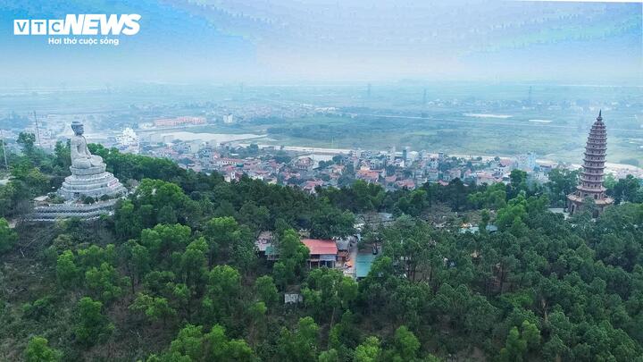 Tượng Phật A Di Đà cùng tháp Phổ Quang trên đỉnh núi Phật Tích không chỉ làm cho ngôi chùa thêm uy nghiêm, linh thiêng mà còn hòa quyện với cảnh quan thiên nhiên, tạo nên một quần thể kiến trúc - tâm linh, đồng thời góp phần khẳng định giá trị lịch sử, văn hóa và tín ngưỡng lâu đời của vùng đất Kinh Bắc.