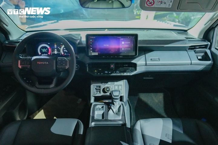 Khoang lái trên phiên bản Trailhunter 2.8 4x4 AT. (Ảnh: Hùng Cường)