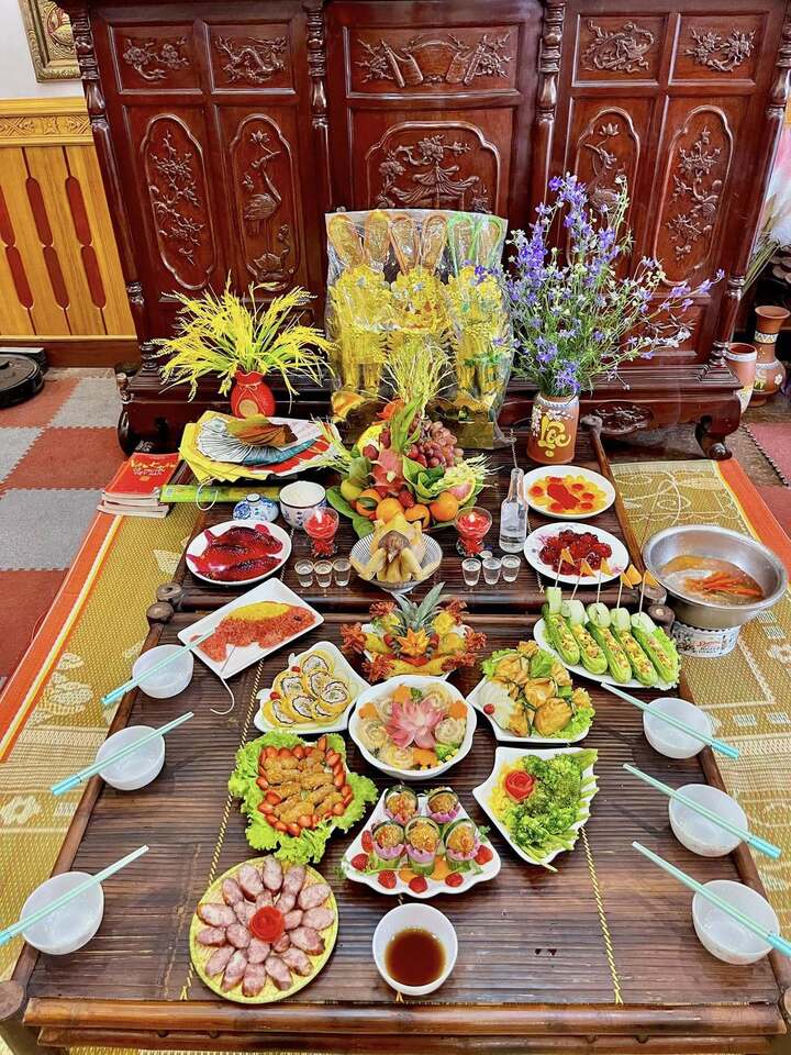 Mâm lễ cúng ông Công ông Táo đầy đủ, đẹp mắt. (Ảnh: Hương Giang)