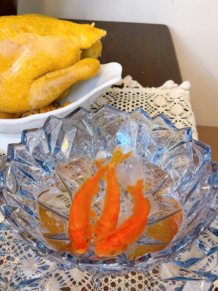 Gia đình nên chú ý thả cá chép phóng sinh đúng cách. (Ảnh: Kim Cương)