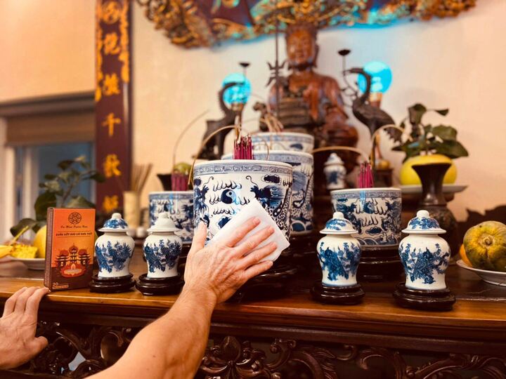 Việc lau dọn bàn thờ mang ý nghĩa khép lại năm cũ, thanh lọc không gian thờ tự để sẵn sàng đón chào năm mới.