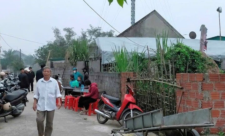 Người thân và xóm làng tổ chức tang lễ cho các nạn nhân