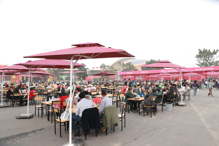 Không gian rộng lớn của khu ẩm thực lý tưởng cho những bữa tiệc quây quần cùng bạn bè, gia đình