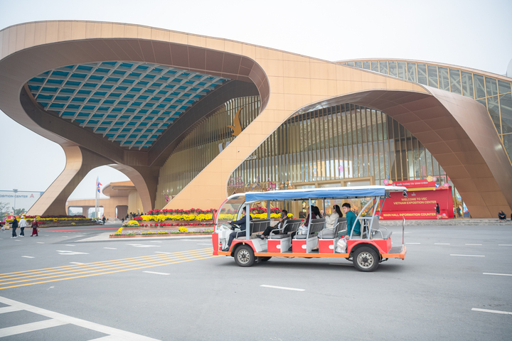 Các dịch vụ vận tải nội khu và hỗ trợ vận chuyện hàng hóa tận nơi giúp du khách thảnh thơi mua sắm