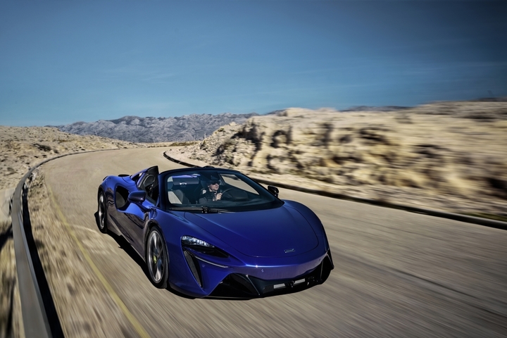 McLaren Artura Spider.