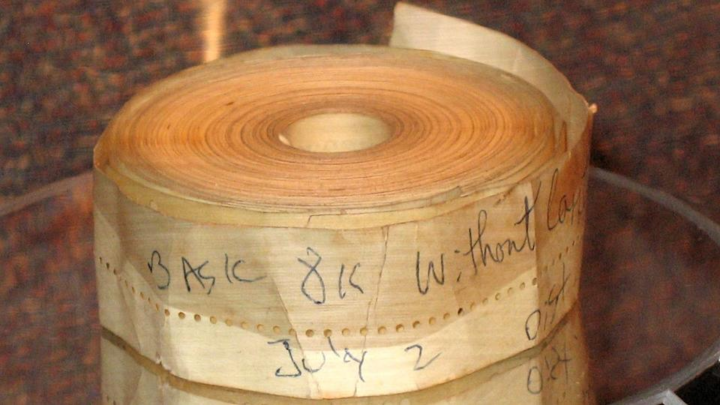 Bản gốc băng giấy chứa 8K BASIC cho máy tính MITS Altair 8800, do Bill Gates, Paul Allen và Monte Davidoff viết năm 1975. (Ảnh: Swtpc6800/Michael Holley)