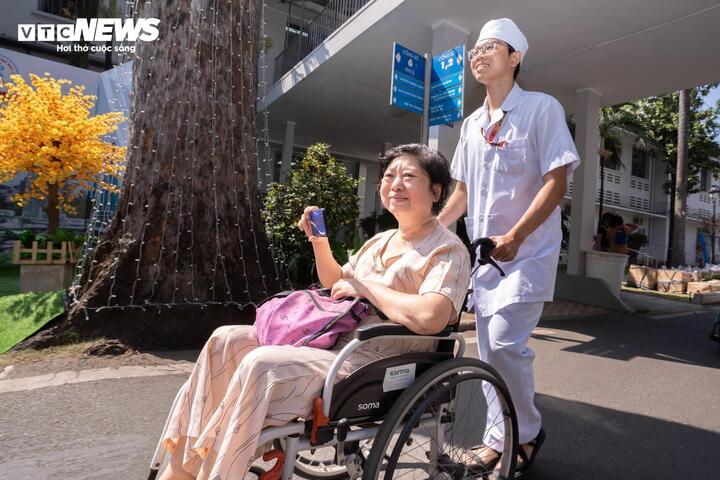 Ngập tràn sắc xuân giữa lòng bệnh viện - 5