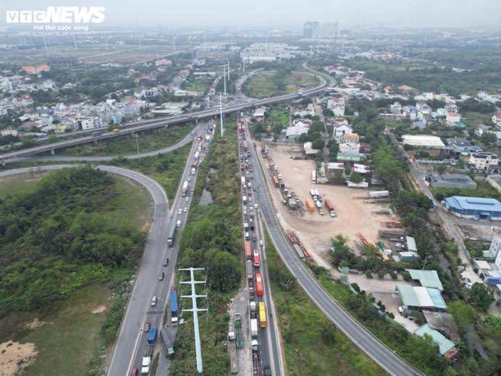 Đường vào cảng Cát lái luôn trong cảnh kẹt xe trầm trọng, nhất là cao điểm cuối năm.