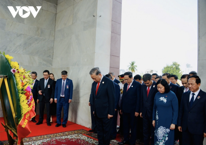 Tổng Bí thư Tô Lâm cùng đoàn công tác đặt hoa tại Đài Độc lập