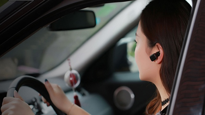 Người điều khiển ô tô sử dụng tai nghe khi lái xe dù không bị cấm, nhưng có thể gây mất tập trung, tiềm ẩn nguy cơ vi phạm an toàn giao thông.