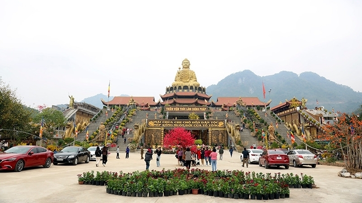 Những ngày đầu năm 2026, thị trường du lịch nội địa ghi nhận tín hiệu sôi động rõ nét. Sau kỳ nghỉ Tết, xu hướng du lịch có sự dịch chuyển, ưu tiên các chuyến đi nhẹ nhàng, mang tính trải nghiệm văn hóa và tâm linh. (Ảnh: Báo Nhân dân)